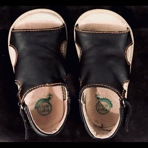 Brown leather toddlers sandals